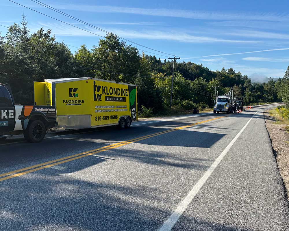 Remorque et camions de Klondike Environnemental mobilisés sur la route 321 lors du déversement d'huile