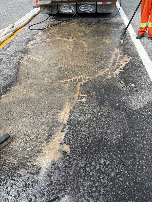 Surface de la chaussée après décontamination au dégraisseur certifié sur la route 321